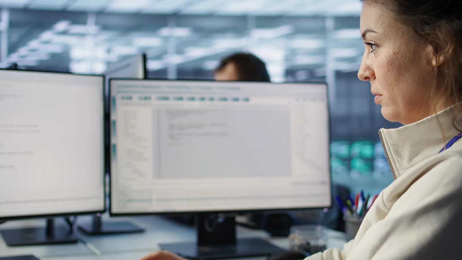 Tecnica davanti a due monitor controlla lo stato dei sistemi